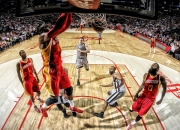 开云下载-76人强压快船，字母哥彻底打爆防线，双雄争霸背后的战术博弈