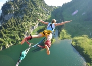 开云官方app入口-绿茵与极速的跨界交响，当拉齐奥冲垮波兰，富安健洋在F1赛道接管比赛